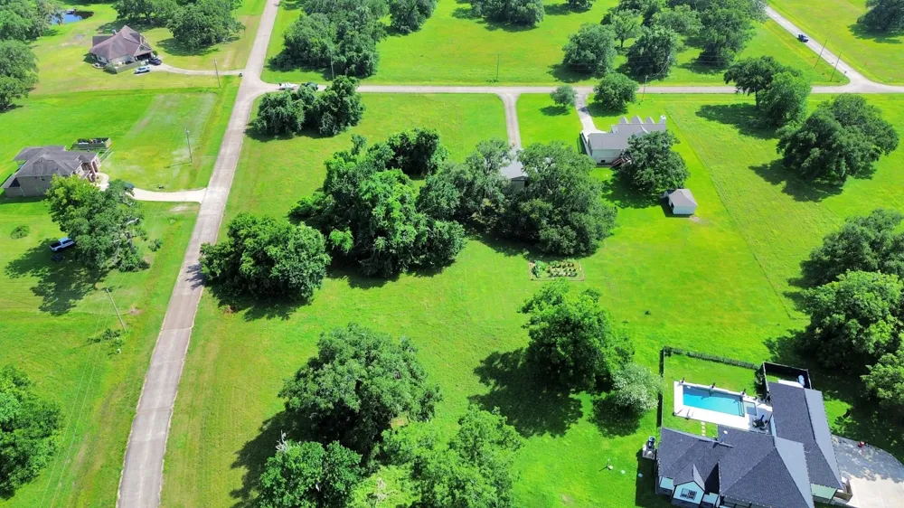 406 Rancho Chico Trail Angleton, TX 77515