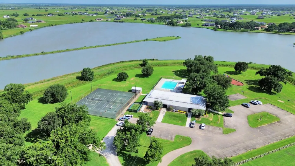 406 Rancho Chico Trail Angleton, TX 77515
