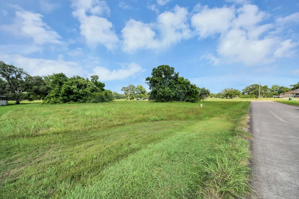 406 Rancho Chico Trail Angleton, TX 77515