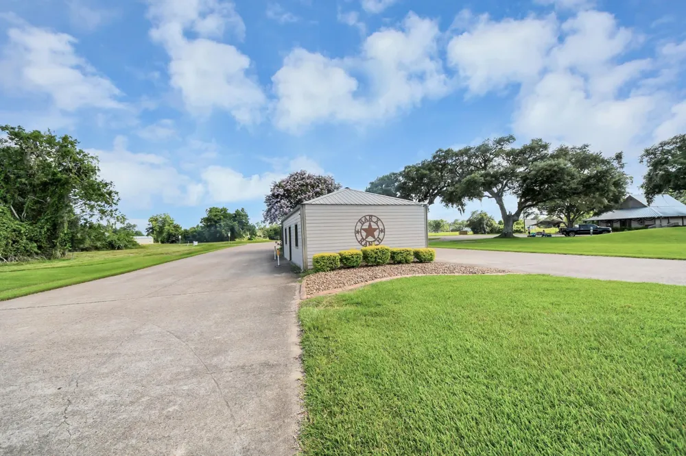 406 Rancho Chico Trail Angleton, TX 77515