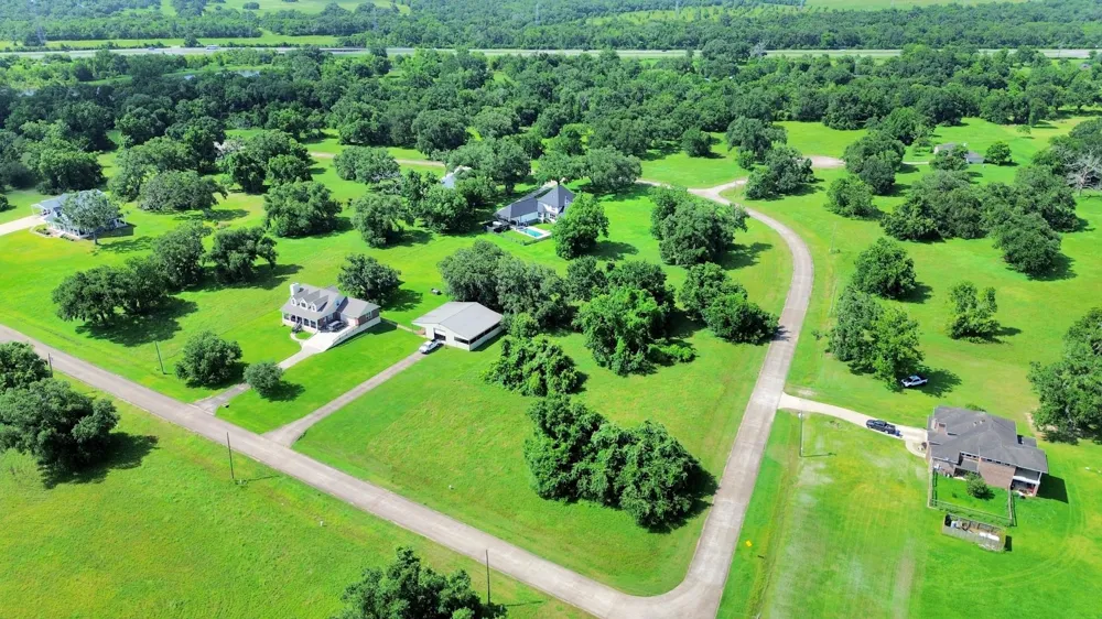 406 Rancho Chico Trail Angleton, TX 77515