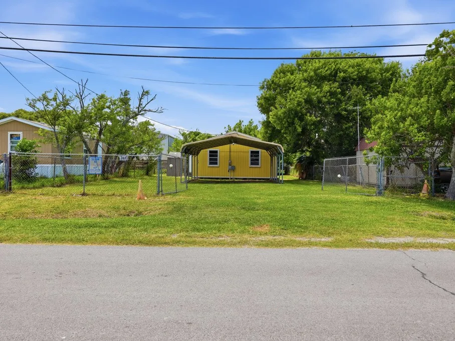 207 11th Street Fulton, TX 78358