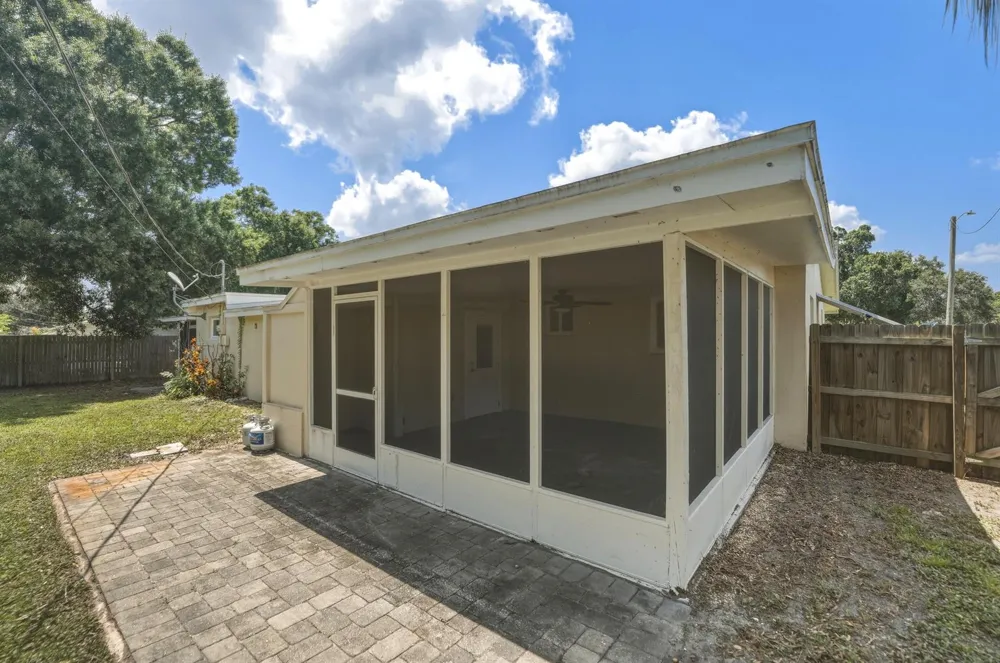 1956 SW 1st Place SW Vero Beach, FL 32962