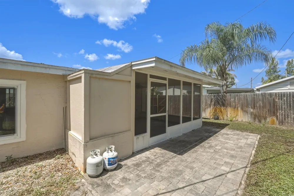 1956 SW 1st Place SW Vero Beach, FL 32962