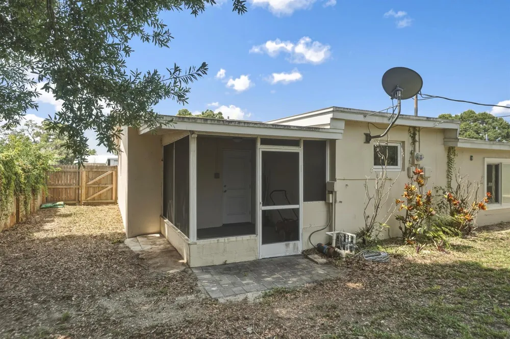 1956 SW 1st Place SW Vero Beach, FL 32962