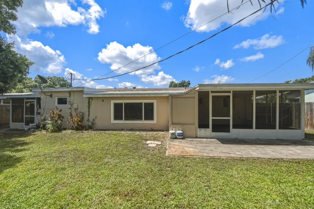 1956 SW 1st Place SW Vero Beach, FL 32962
