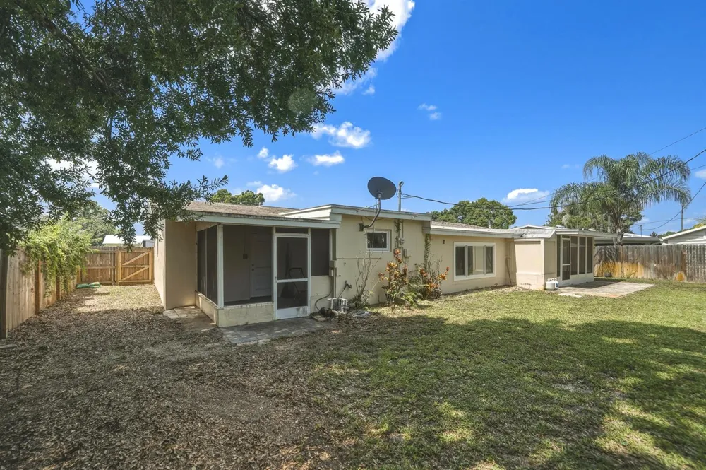 1956 SW 1st Place SW Vero Beach, FL 32962