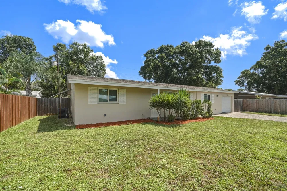 1956 SW 1st Place SW Vero Beach, FL 32962