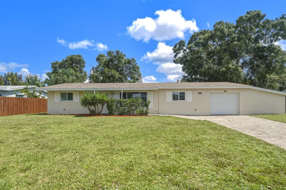 1956 SW 1st Place SW Vero Beach, FL 32962