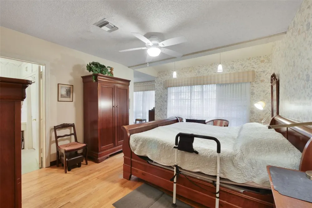 1121 SHOREWOOD DRIVE Orlando, FL 32806