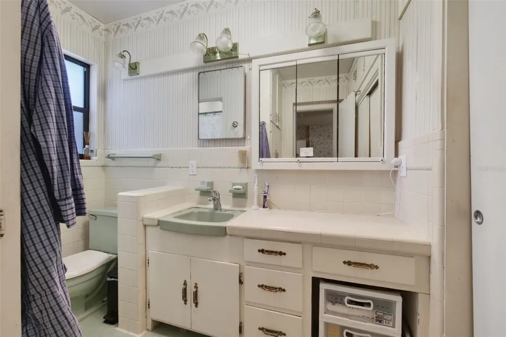 1121 SHOREWOOD DRIVE Orlando, FL 32806