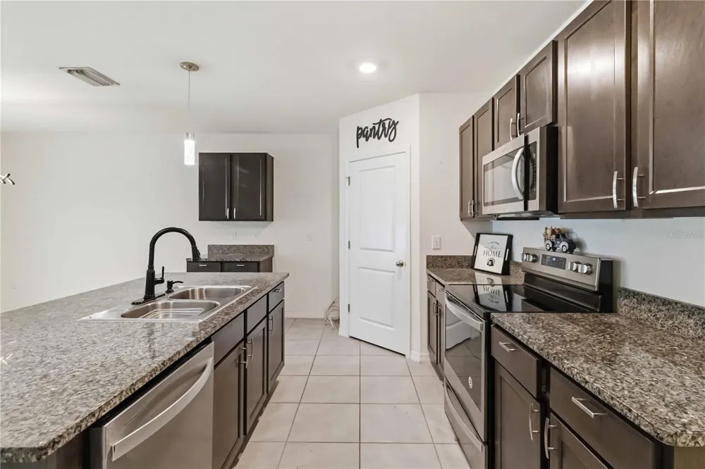1702 JOHNSON POINTE DRIVE Plant City, FL 33566