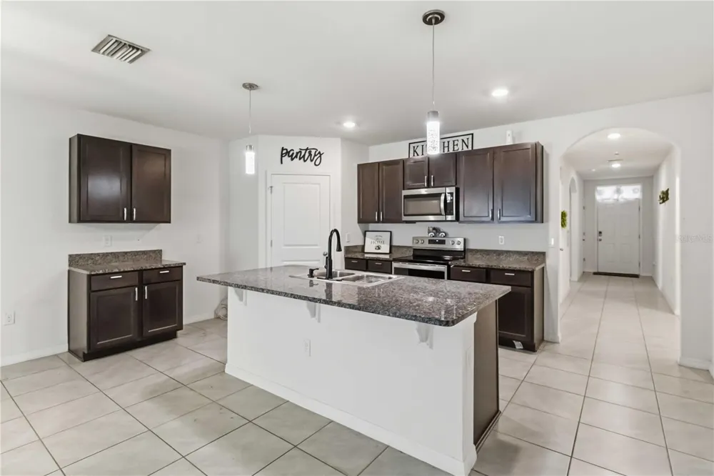 1702 JOHNSON POINTE DRIVE Plant City, FL 33566