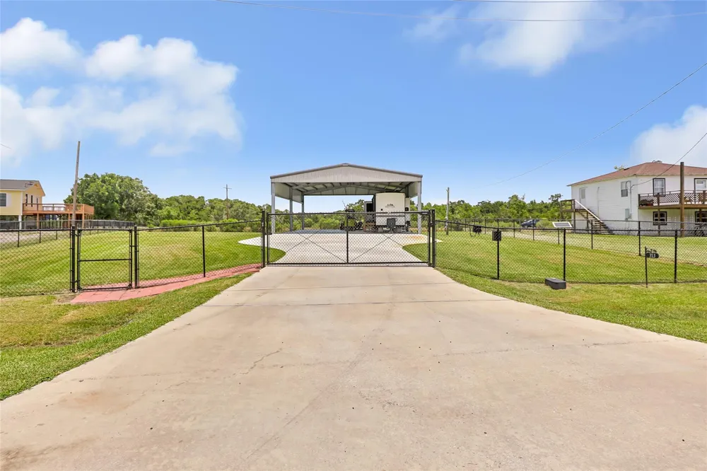313 Oak Island Drive Anahuac, TX 77514