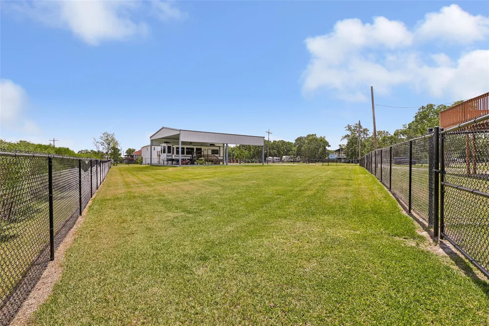313 Oak Island Drive Anahuac, TX 77514