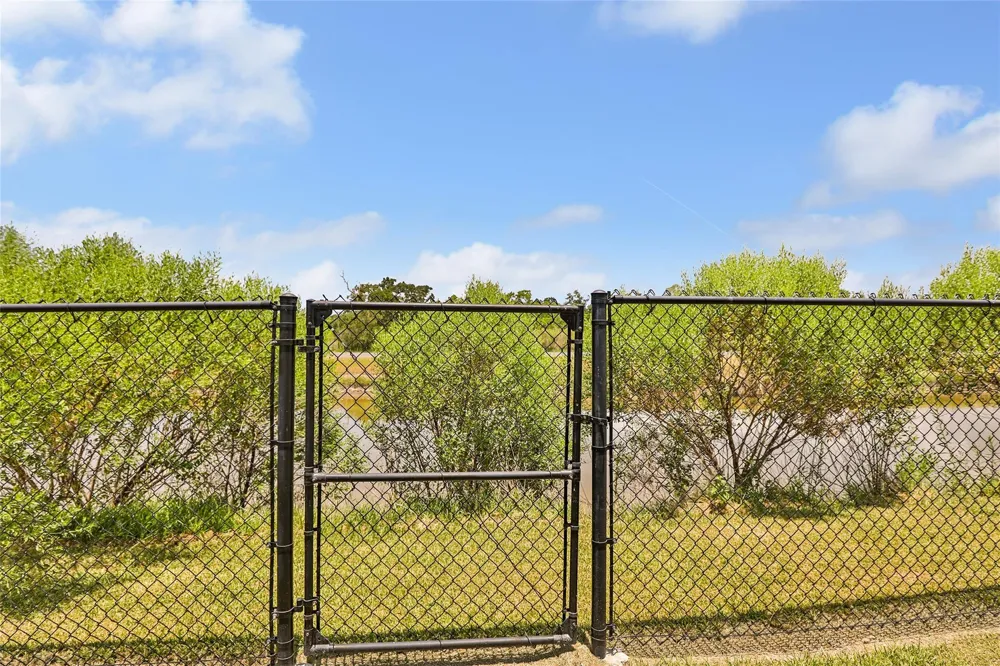 313 Oak Island Drive Anahuac, TX 77514