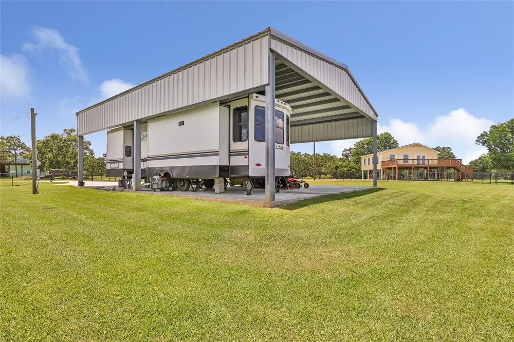 313 Oak Island Drive Anahuac, TX 77514