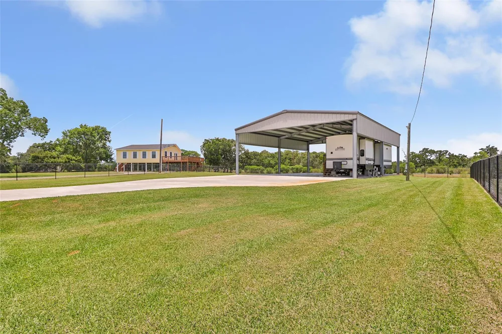313 Oak Island Drive Anahuac, TX 77514