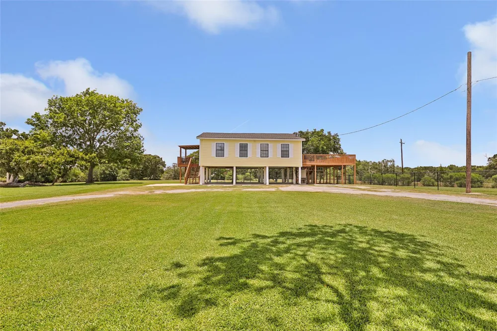 309 Oak Island Drive Anahuac, TX 77514
