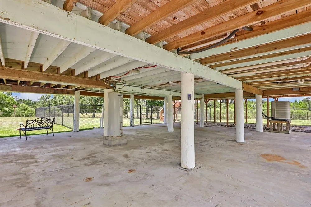 309 Oak Island Drive Anahuac, TX 77514
