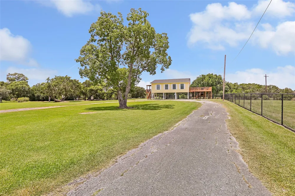 309 Oak Island Drive Anahuac, TX 77514