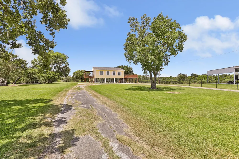 309 Oak Island Drive Anahuac, TX 77514