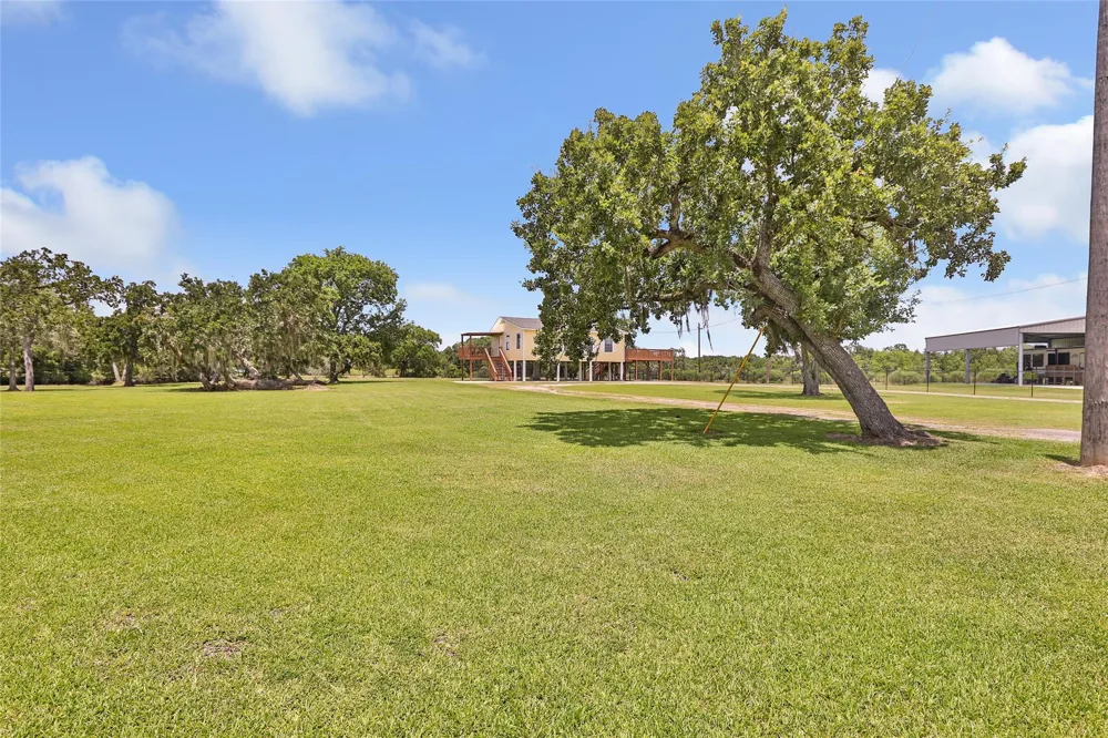 309 Oak Island Drive Anahuac, TX 77514