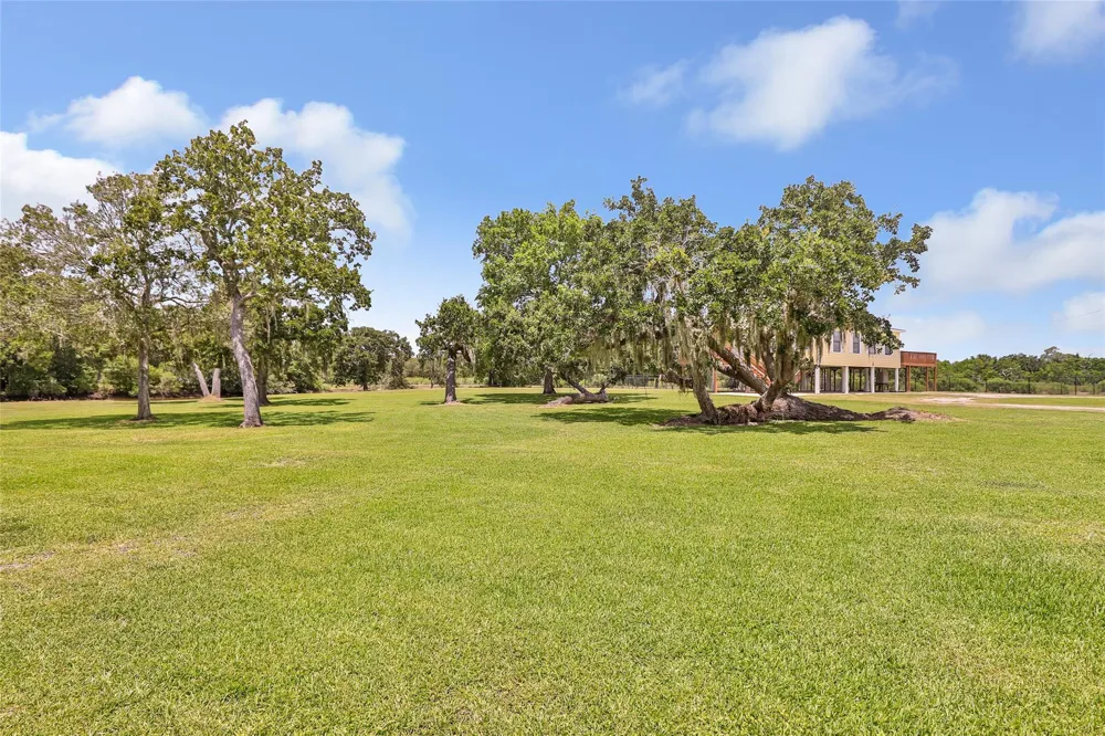 309 Oak Island Drive Anahuac, TX 77514