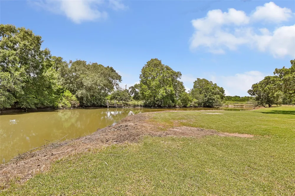309 Oak Island Drive Anahuac, TX 77514