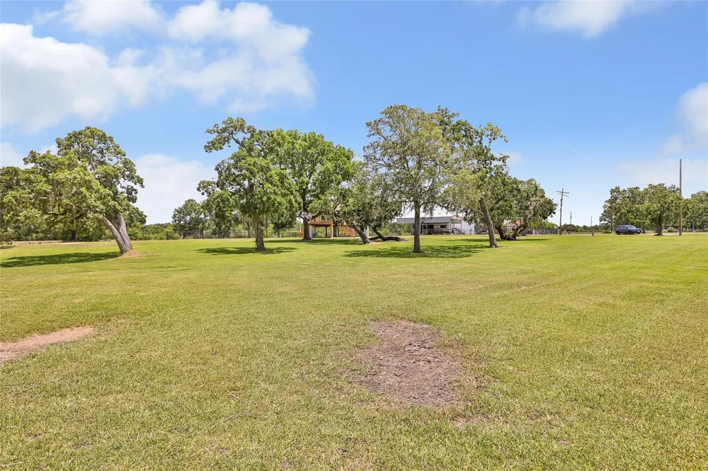 309 Oak Island Drive Anahuac, TX 77514