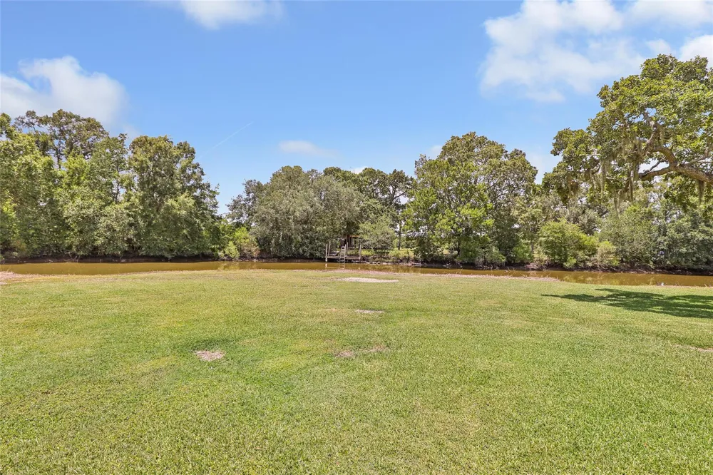 309 Oak Island Drive Anahuac, TX 77514