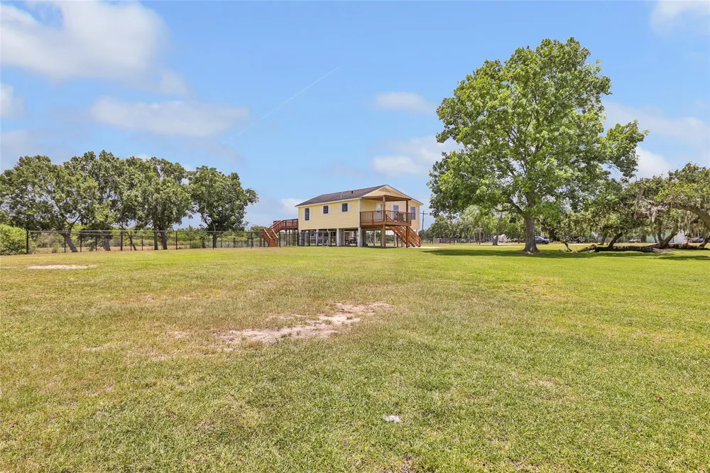 309 Oak Island Drive Anahuac, TX 77514