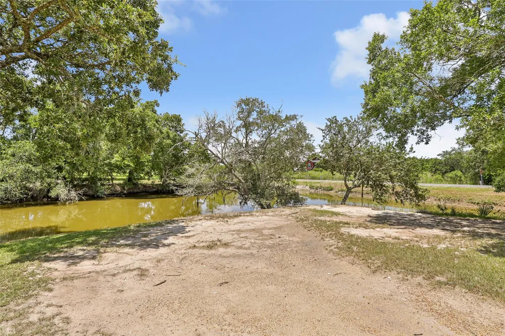 309 Oak Island Drive Anahuac, TX 77514