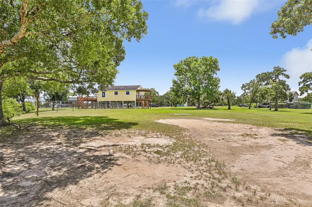 309 Oak Island Drive Anahuac, TX 77514
