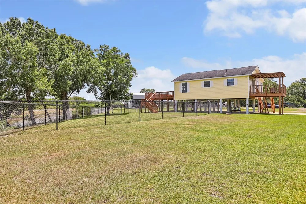 309 Oak Island Drive Anahuac, TX 77514