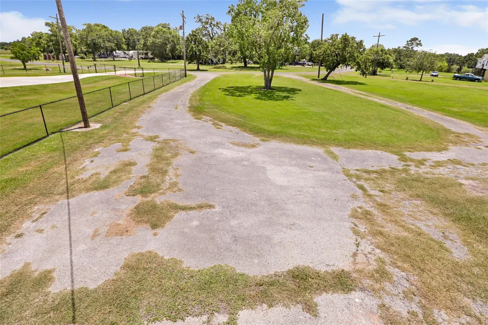 309 Oak Island Drive Anahuac, TX 77514
