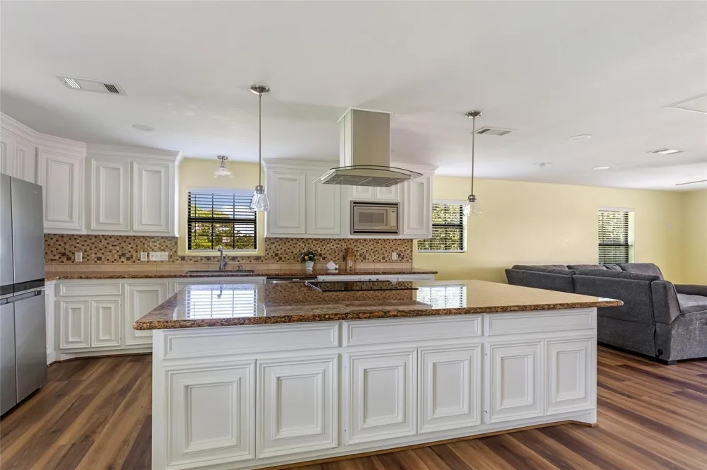 309 Oak Island Drive Anahuac, TX 77514
