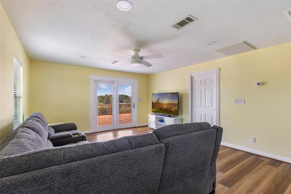 309 Oak Island Drive Anahuac, TX 77514