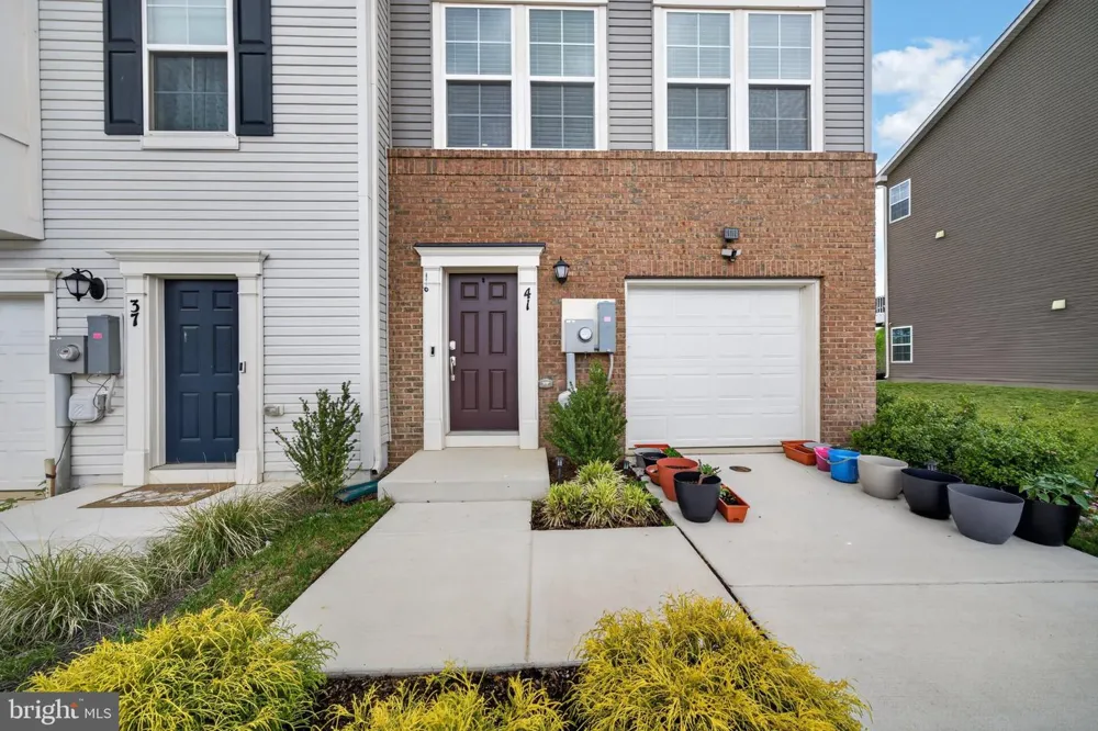41 EXTROVERT DRIVE Charles Town, WV 25414