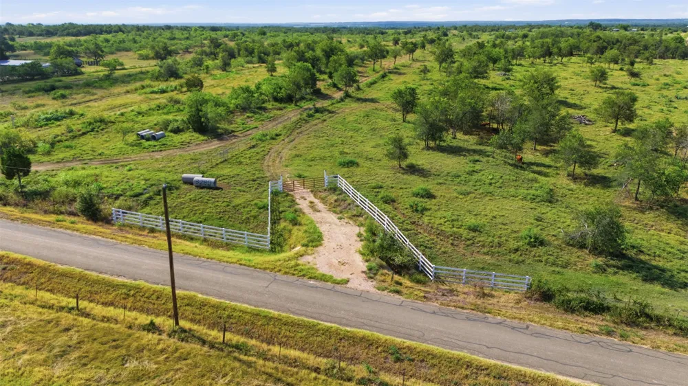 3280 County Road 466 Road Elgin, TX 78621