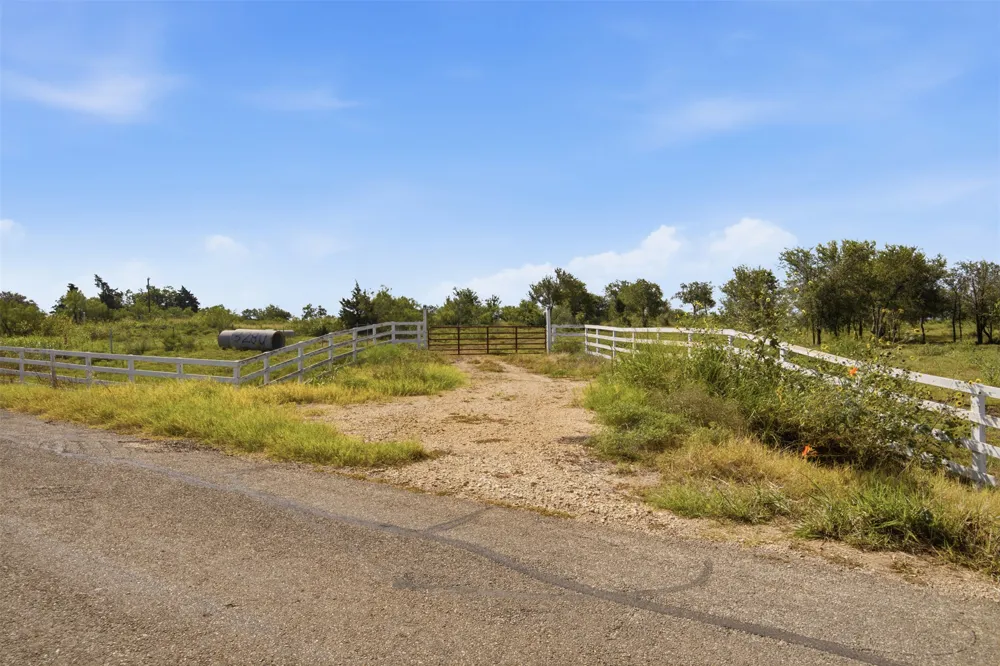 3280 County Road 466 Road Elgin, TX 78621