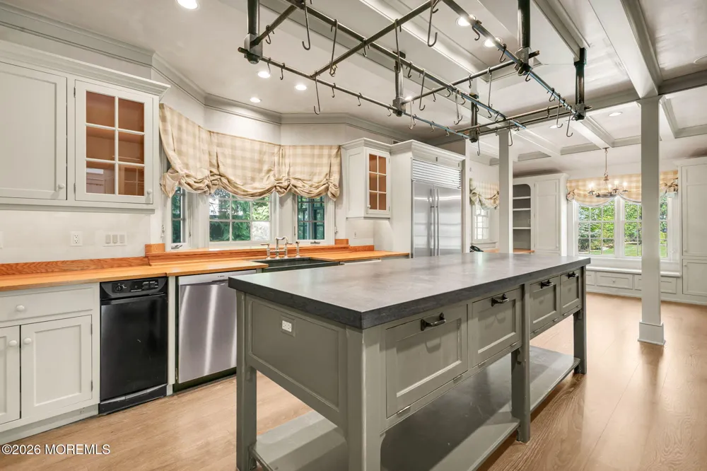 10098 W River Road Rumson, NJ 07760