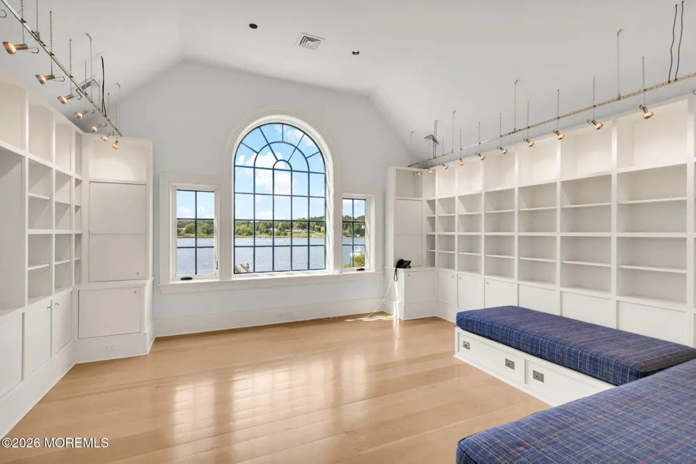 10098 W River Road Rumson, NJ 07760