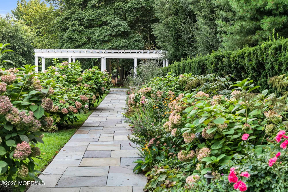 10098 W River Road Rumson, NJ 07760