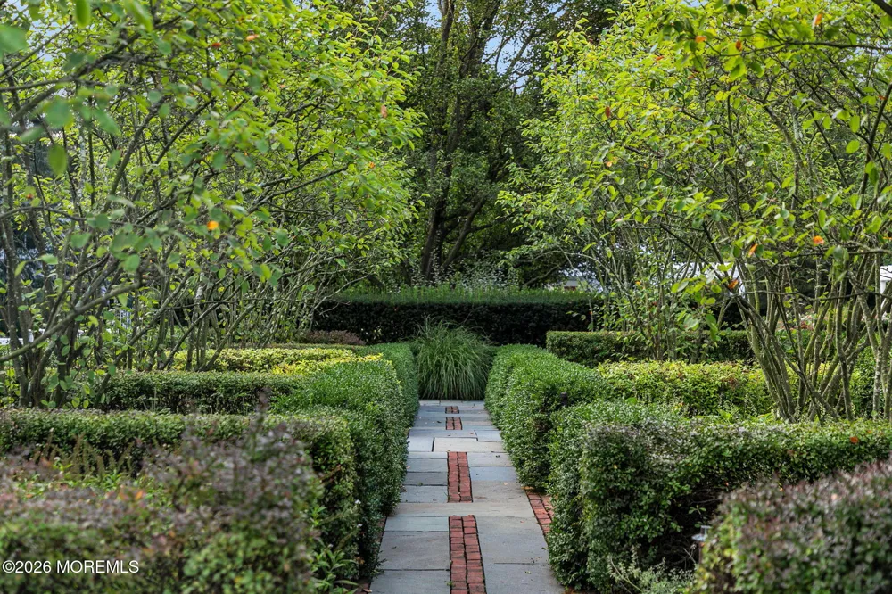10098 W River Road Rumson, NJ 07760