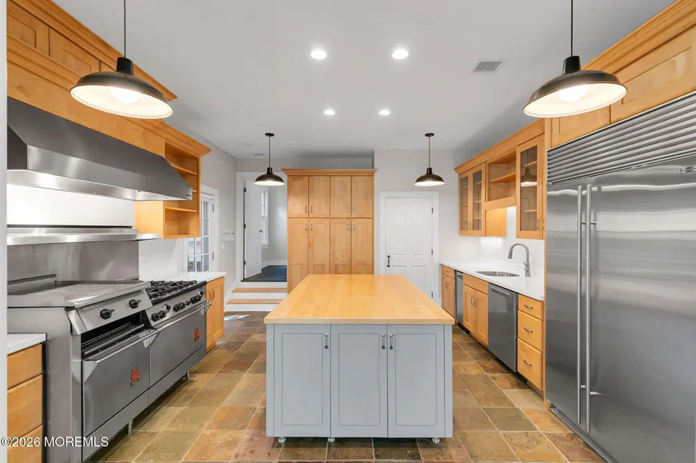10098 W River Road Rumson, NJ 07760