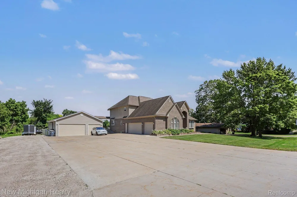 3812 Finch Drive Troy City, MI 48084