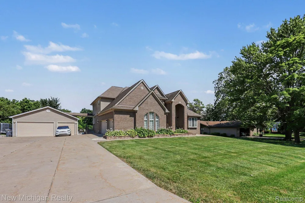3812 Finch Drive Troy City, MI 48084
