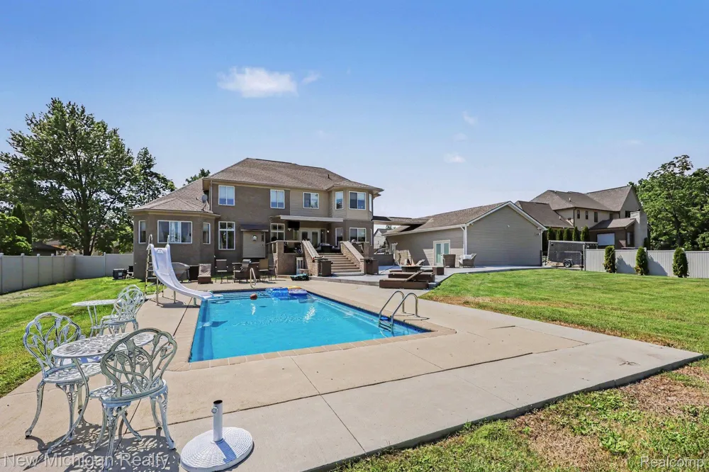 3812 Finch Drive Troy City, MI 48084