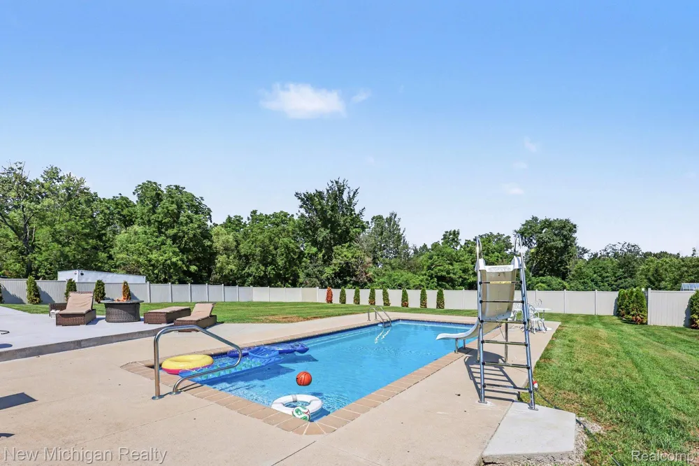 3812 Finch Drive Troy City, MI 48084